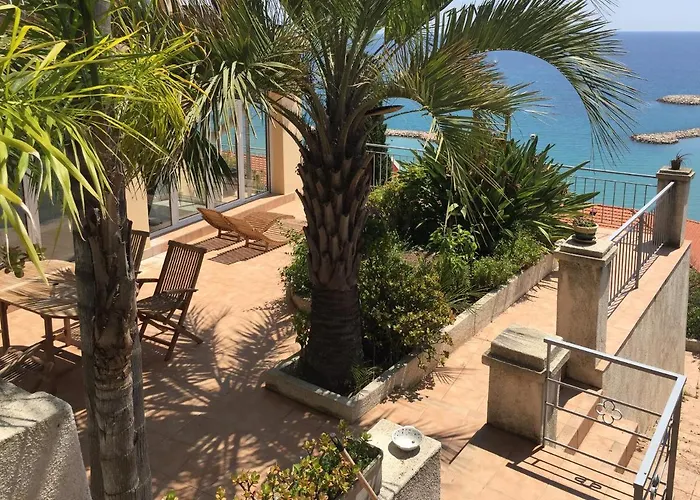 L'ensoleillee Vue Panoramique Mer, 250 M De La Et Du Centre Apartmán Menton