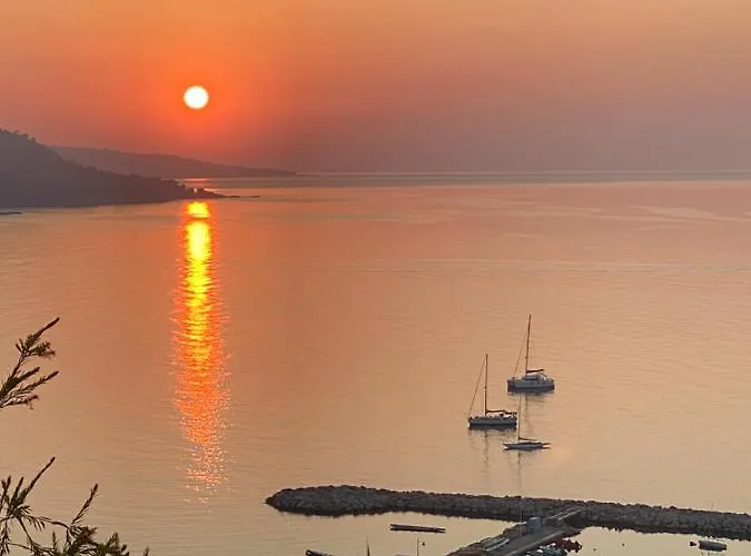 L'ensoleillee Vue Panoramique Mer, 250 M De La Et Du Centre Lägenhet Menton