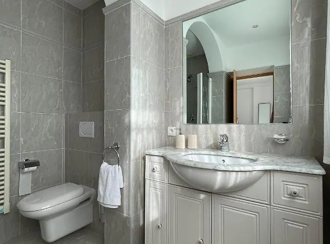 L'ensoleillee Vue Panoramique Mer, 250 M De La Et Du Centre Apartamento Menton