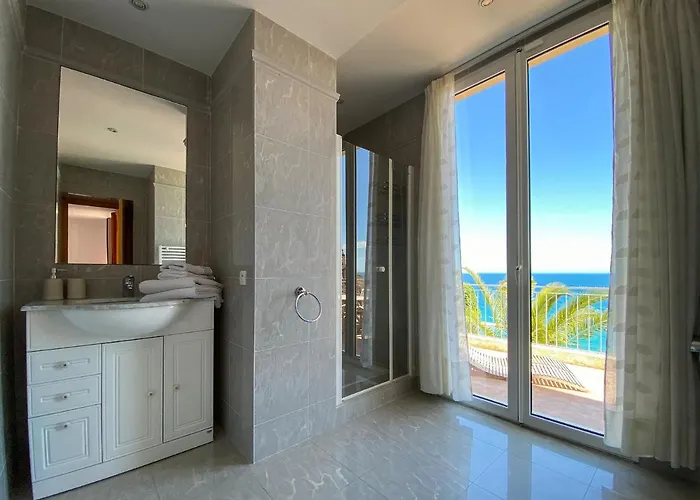 L'ensoleillee Vue Panoramique Mer, 250 M De La Et Du Centre Apartamento Menton